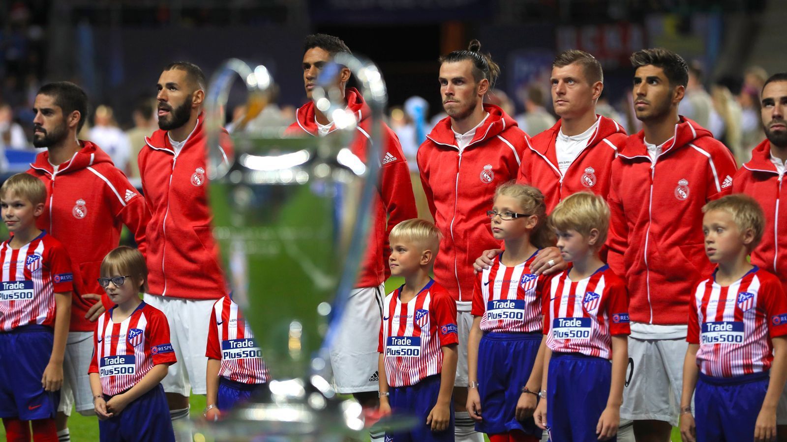 
                <strong>Real vs. Atletico: Der UEFA Supercup in Bildern</strong><br>
                Ob sich Atleticos Profis auch erst noch daran gewöhnen müssen, dass Cristiano Ronaldo nicht mehr bei Real Madrid spielt? Uns zumindest geht es so. Der UEFA Supercup ist das erste Pflichtspiel seit seinem spektakulären Wechsel zu Juventus Turin.
              