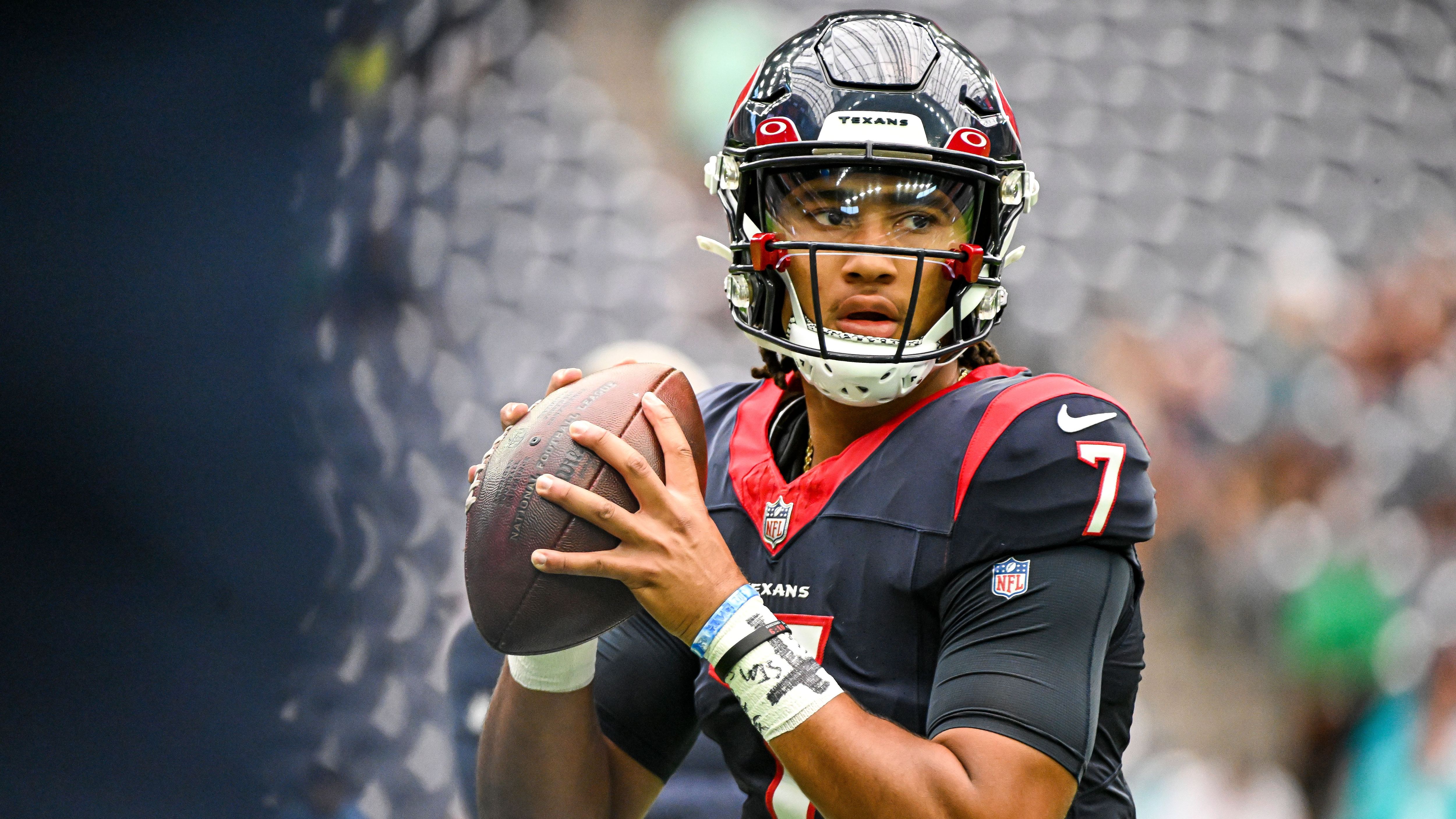 <strong>Houston Texans: Quarterback C.J. Stroud</strong><br>Die Houston Texans haben mit dem 2. und 3. Pick des Drafts zwei Spieler ausgewählt, die den Grundstein für den Rebuild der Franchise bilden sollen: Quarterback C.J. Stroud und Defensive End Will Anderson Jr. Die Entwicklung Strouds wird wohl entscheidend dafür sein, wie schnell die Texans das Blatt wenden können.