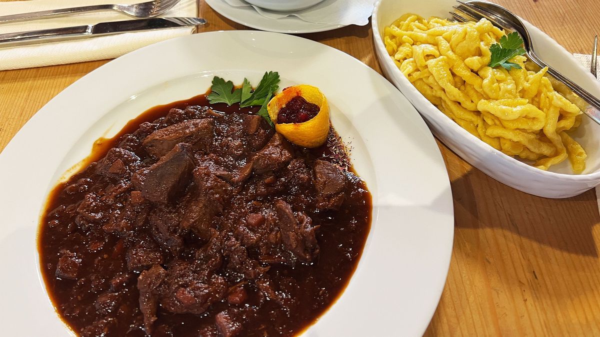 Rehgulasch mit Spätzle und Rotkraut