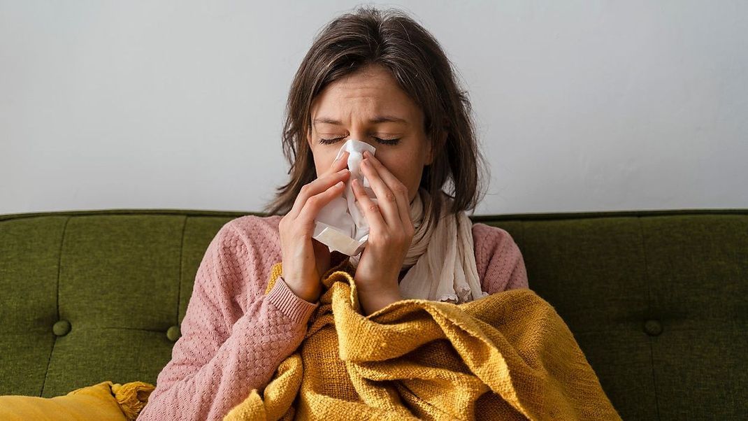 Halsschmerzen, Schnupfen und Co.: Spätestens zu Beginn der kalten Jahreszeit geht die Erkältungszeit los. Wir verraten dir die besten Tipps und Tricks um schnell wieder gesund zu werden.