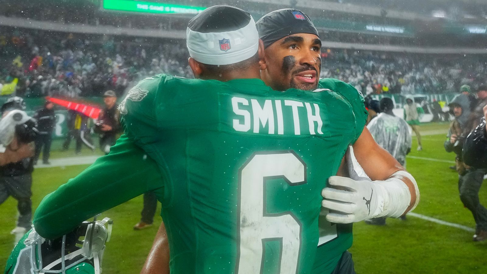 <strong>Gewinner: Jalen Hurts (Philadelphia Eagles)</strong><br>Dabei durfte sich der Eagles-Playmaker zuvor noch viel Kritik anhören, sein Pass-Spiel sei nicht auf Top-Niveau. In diesem Spiel zeigte Hurts: Er kann ein Team führen und auch in wichtigen Situationen voran gehen und Nerven bewahren. Das macht ein Team aus, welches um den Super Bowl spielen will. Top!