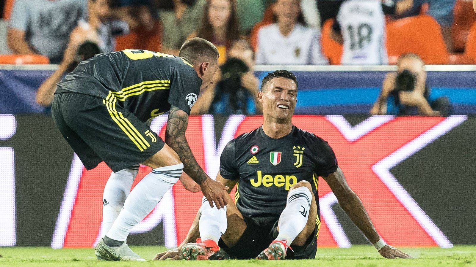 
                <strong>Cristiano Ronaldo sieht Rot</strong><br>
                Der Deutsche zeigte ihm die Rote Karte. Ronaldo hatte Murillo über den Kopf gestrichen, doch die Unparteiischen werteten dies offenbar als Tätlichkeit. Brych musste sich dabei auf die Hinweise seiner Assistenten verlassen. CR7 verstand die Welt nicht mehr. 
              