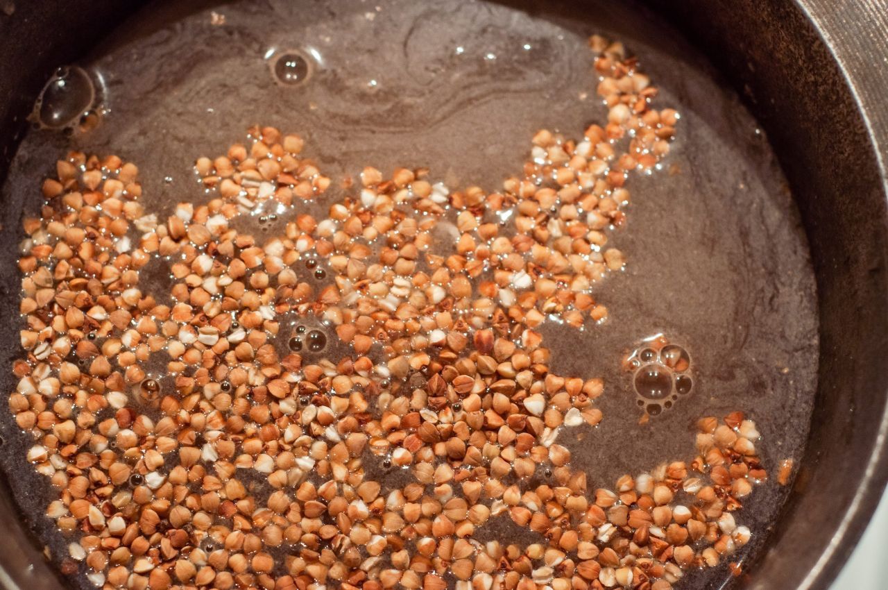 Überprüfe den Buchweizen vor dem Kochen auf Verunreinigungen oder kleine Steine und entferne diese sorgfältig. Spüle den Buchweizen gründlich unter fließendem kaltem Wasser ab. Das Einweichen von Buchweizen ist optional, aber es kann dazu beitragen, die Kochzeit zu verkürzen und die Nährstoffaufnahme zu verbessern. 