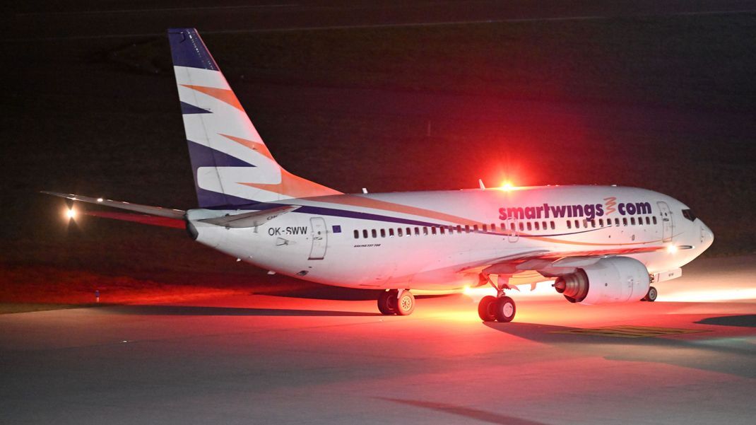 Wie das Bundesinnenministerium am Abend mitteilte, traf die Maschine mit 138 Menschen an Bord in Leipzig ein. 