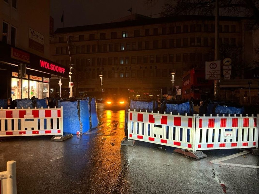 Die Wassercontainer sollen den Bochumer Weihnachtsmarkt absichern.