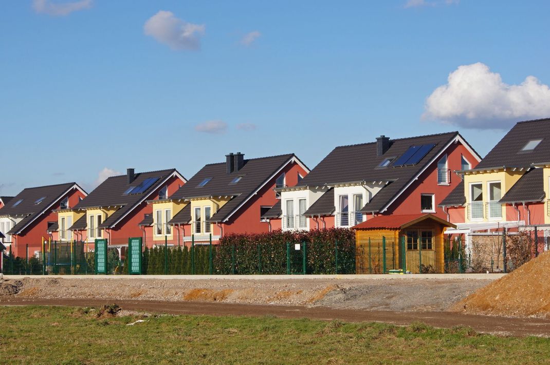 Handelt es sich um eine Begrenzung zwischen zwei Grundstücken, muss der direkte Nachbar gefragt werden, bevor Sie den neuen Holzzaun selber bauen.