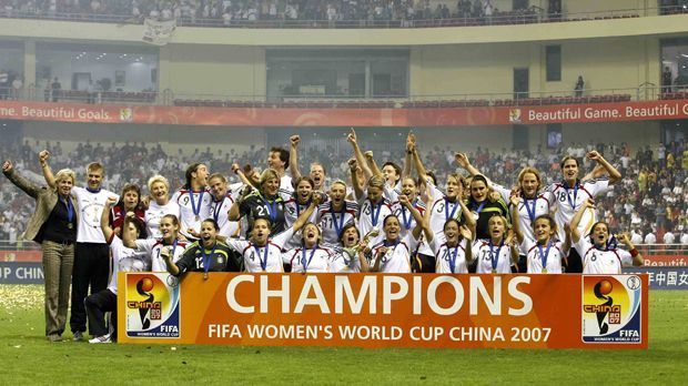 
                <strong>Letzter HSV-Sieg in München: So sah die Welt damals aus</strong><br>
                Ein Herbstmärchen gibt es auch: Im September werden die deutschen Fußball-Frauen in China Weltmeisterinnen.
              