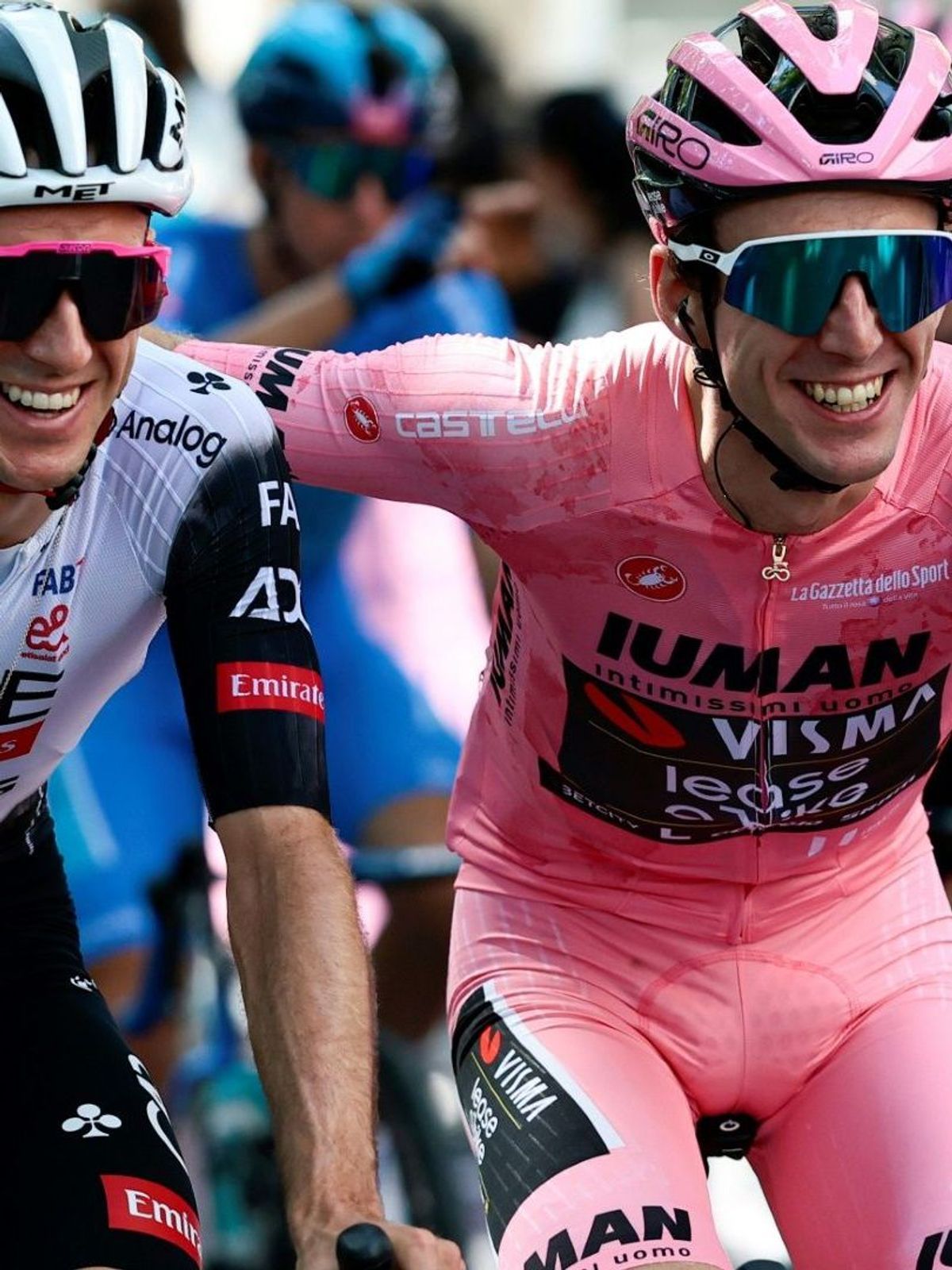 Simon Yates (r.) triumphiert beim Giro