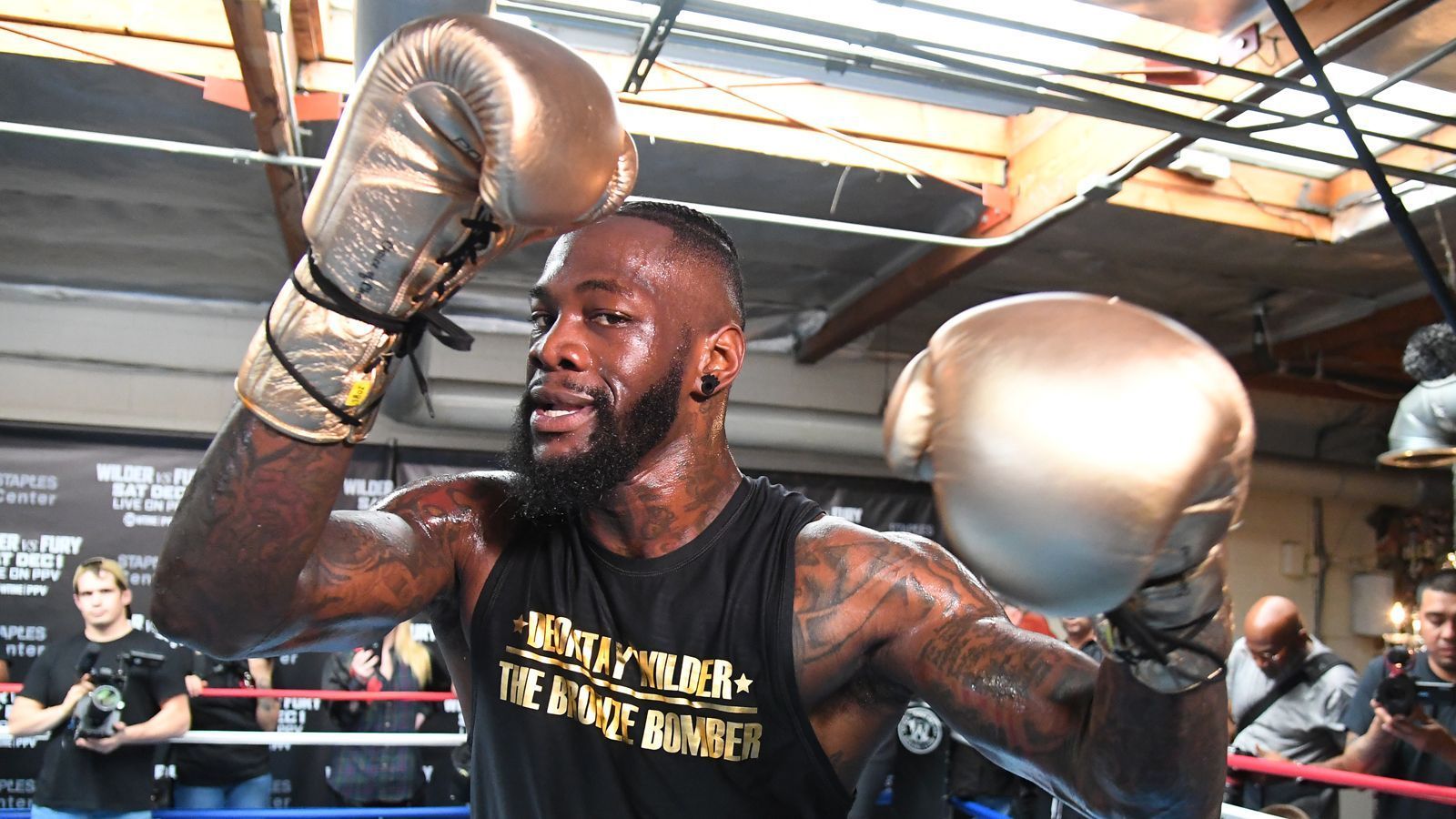 
                <strong>Deontay Wilder (New England Patriots)</strong><br>
                Der ehemalige Weltmeister im Schwergewicht, Deontay Wilder, drückt den New England Patriots die Daumen. 
              