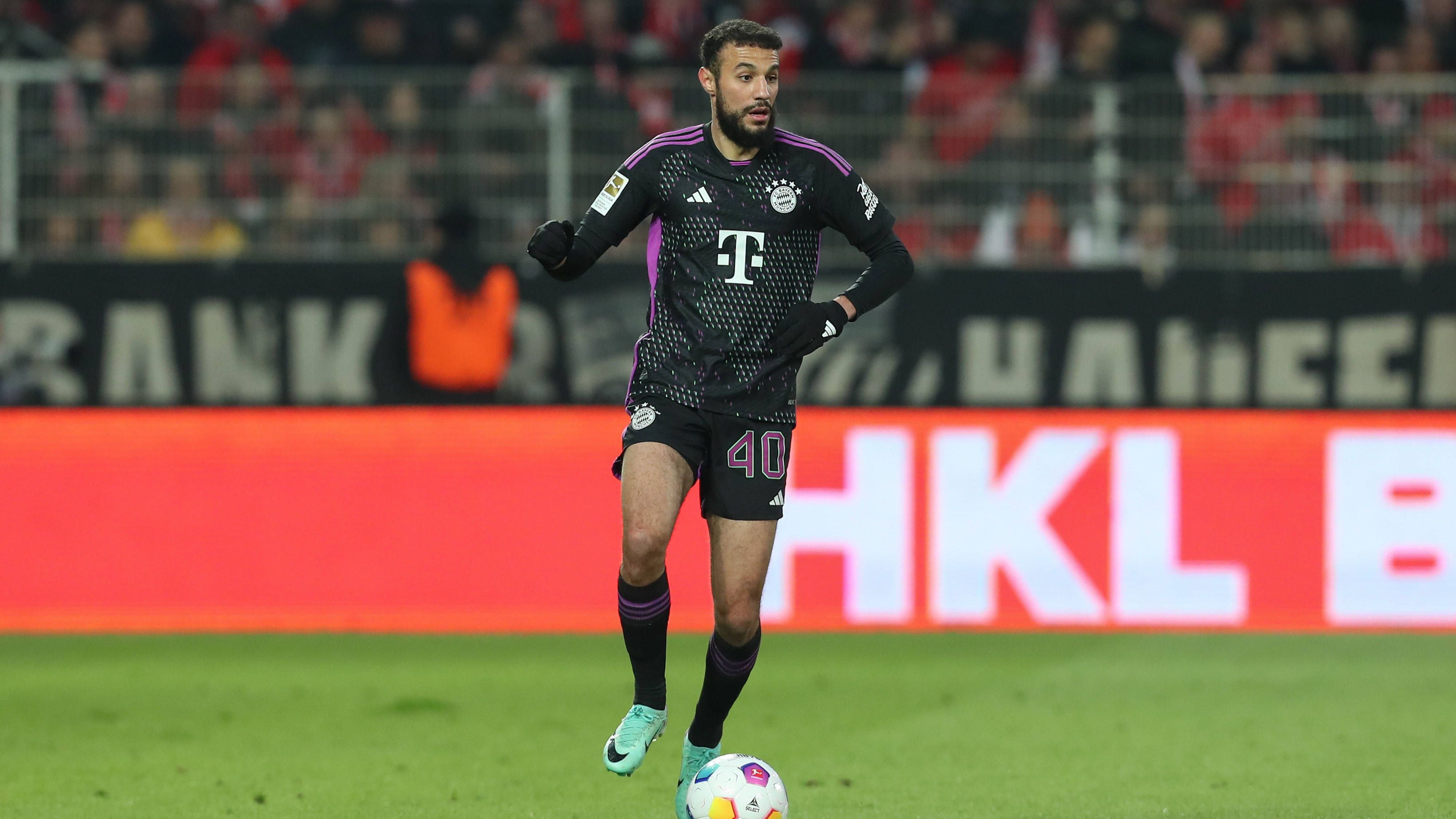 <strong>Noussair Mazraoui (FC Bayern München)</strong><br>Der Marokkaner, zuletzt Linksverteidiger, darf auf seiner angestammten Position rechts hinten nach 64 Minuten ran, als er für Kimmich eingewechselt wird. Spielt seinen Part lange solide, kann aber die entscheidende Flanke von Silas vor dem 1:2 nicht verhindern. <strong><em>ran</em>-Note: 3</strong>