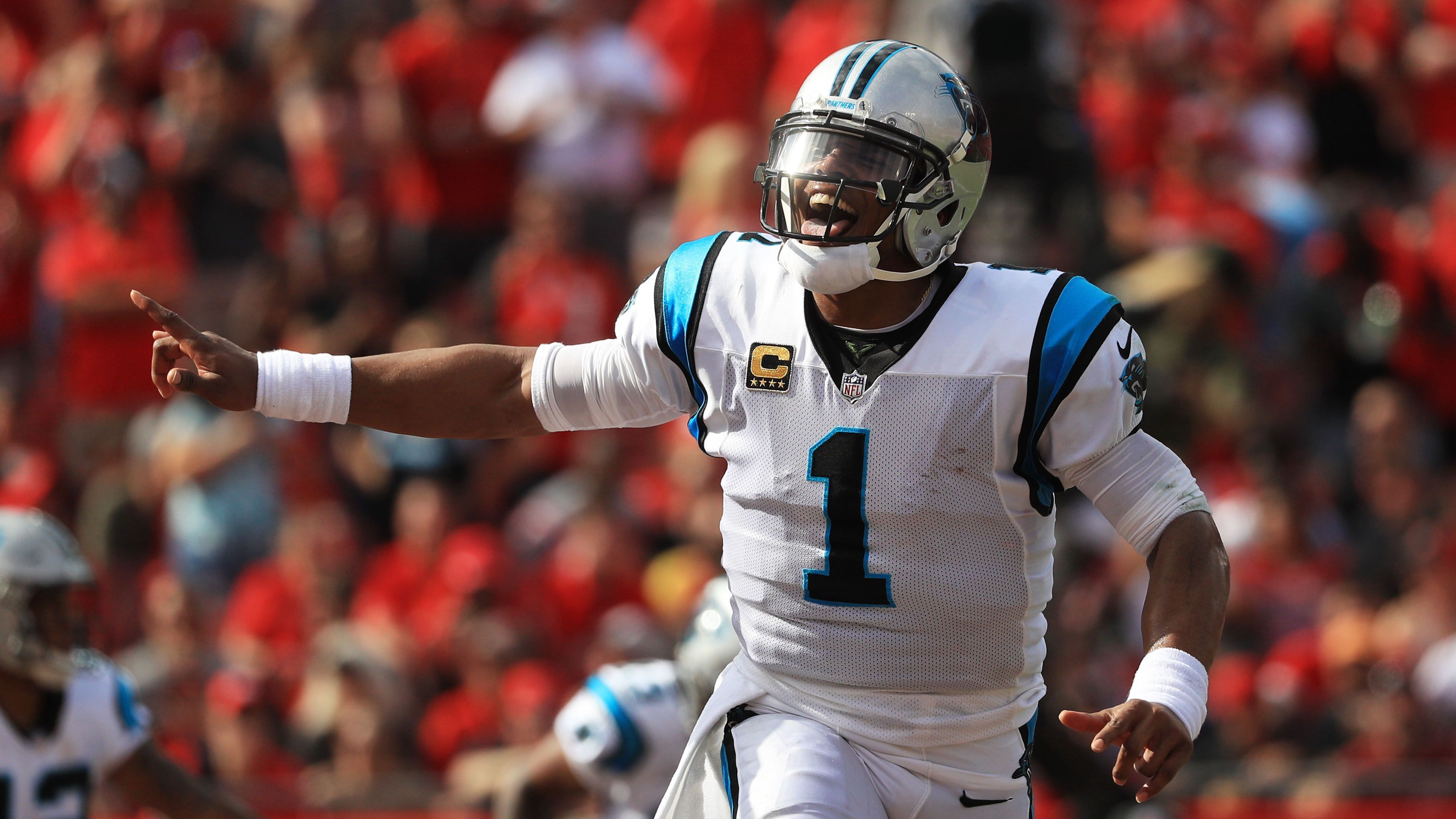 
                <strong>2011: Cam Newton (Carolina Panthers)</strong><br>
                Mit den Carolina Panthers eroberte Cam Newton die Liga im Sturm. Besonders seine Fähigkeit, mit dem Ball zu laufen, setzte in der NFL neue Maßstäbe für die Position des Quarterbacks. In der Saison 2015 folgte der Höhepunkt: Newton wurde MVP und führte die Panthers in den Super Bowl. Nach der Niederlage gegen die Denver Broncos begann für den 31-Jährigen aber eine schwierige Zeit. Einige Verletzungen und Schlagzeilen abseits des Platzes sorgten dafür, dass Newton nicht mehr an seine MVP-Form anknüpfen konnte. Das Jahr 2020 sollte bei den New England Patriots zum Neustart werden. Doch Newton konnte nicht vollends überzeugen und wird sich zur kommenden Saison wohl wieder ein neues Team suchen müssen. Seine Zukunft in der NFL ist ungewiss.
              