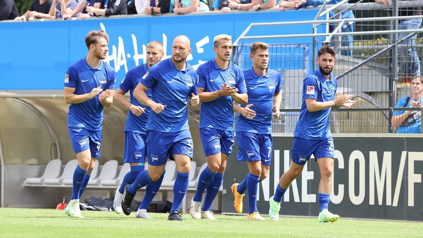 <strong>Hertha BSC - Kapitän noch nicht offiziell</strong><br>
                In den vergangenen Monaten ging es nie wirklich ruhig zu bei der "Alten Dame" aus Berlin – der Fall Marius Gersbeck war dabei der negative Höhepunkt. Auch die Kapitänsfrage ist noch nicht geklärt. Trainer Pal Dardai hatte seine Entscheidung jüngst vertagt.
