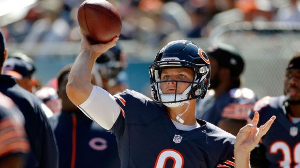 
                <strong>Jimmy Clausen</strong><br>
                Jimmy Clausen (Chicago Bears) - Der Ersatz für Jay Cutler heißt Jimmy Clausen. Der Quarterback spielt bereits seit 2010 in der NFL und brachte es in 18 Spielen auf fünf Touchdowns. Nach seinem schlechten Auftritt gegen die Cardinals muss sich Clausen jedoch enorm steigern. Seine Qualität: Geduld.
              