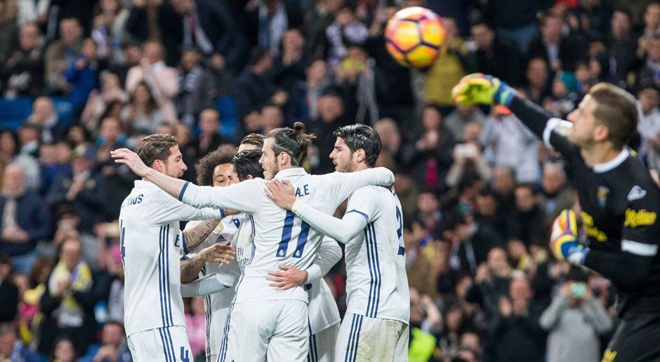 
                <strong>Real Madrid</strong><br>
                Real Madrids Angriffsmaschine hat im Spiel gegen Las Palmas eine neue Bestmarke aufgestellt. Beim 3:3-Unentschieden erzielten die Königlichen bereits im 45. Spiel in Folge mindestens einen Treffer. Das ist zuvor noch keiner anderen spanischen Mannschaft gelungen. Die Mannschaft von Trainer Zinedine Zidane übertraf somit einen 73 Jahre alten Rekord des Dauerrivalen FC Barcelona. Die Katalanen konnten zwischen 1942 und 1944 in 44 aufeinanderfolgenden Partien mindestens ein Mal treffen.
              