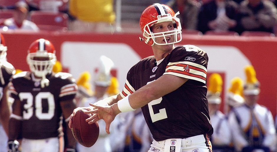 
                <strong>Tim Couch</strong><br>
                Tim Couch: Im NFL-Draft 1999 wählten die Cleveland Browns Quarterback Tim Couch aus. Nach nur fünf Saisons und ganzen 67 Interceptions war die Zeit von Couch in der NFL abgelaufen. Bitter für die Browns: Auch einen anderen Passgeber hatte die Franchise auf dem Zettel. 
              