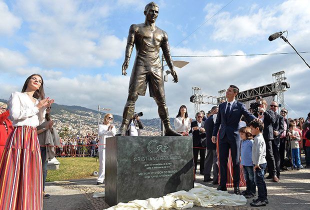 
                <strong>Cristiano Ronaldo Statue</strong><br>
                Allerdings springt ein pikantes Detail nach der Enthüllung besonders ins Auge.  
              