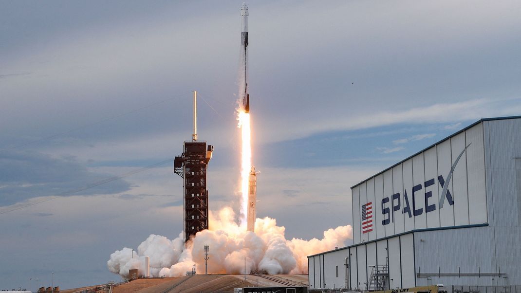 Mit einer Rakete des Typs Falcon 9 soll eine neue Crew zur Internationalen Raumstation ISS gebracht werden. (Archivbild)