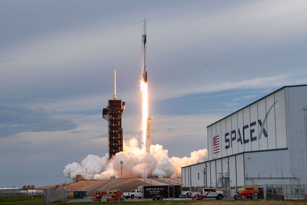 רקטה התחל עכשיו בזרם החיים: SpaceX מקבלת אסטרונאוטים תקועים בחזרה