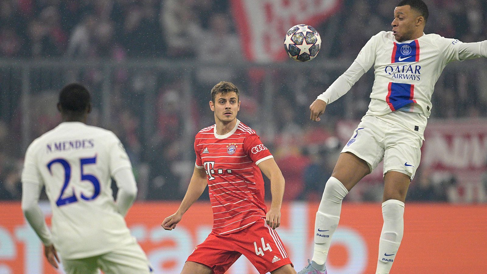 
                <strong>Josip Stanisic (FC Bayern München)</strong><br>
                Spielt genau das, was Trainer Nagelsmann angekündigt hatte: Einen seriösen Verteidiger mit niedriger Fehlerquote. Wirkt lange so, als wolle er denn Ball lieber nicht haben. Im zweiten Abschnitt selbstbewusster und sogar einem sehenswerten Chip-Ball. ran-Note: 2
              