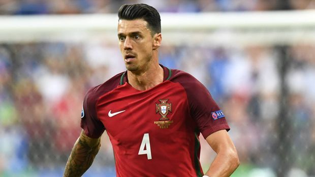 
                <strong>Jose Fonte (Portugal)</strong><br>
                Jose Fonte (Portugal): Der Innenverteidiger brauchte auch lange, bis er richtig im Spiel war. Mit dem einen oder anderen Aussetzer in der Defensive, aber auch mit diversen Fehlpässen im eigenen Aufbauspiel. Dafür in der Luft so gut wie nicht zu bezwingen. ran-Note: 4.
              