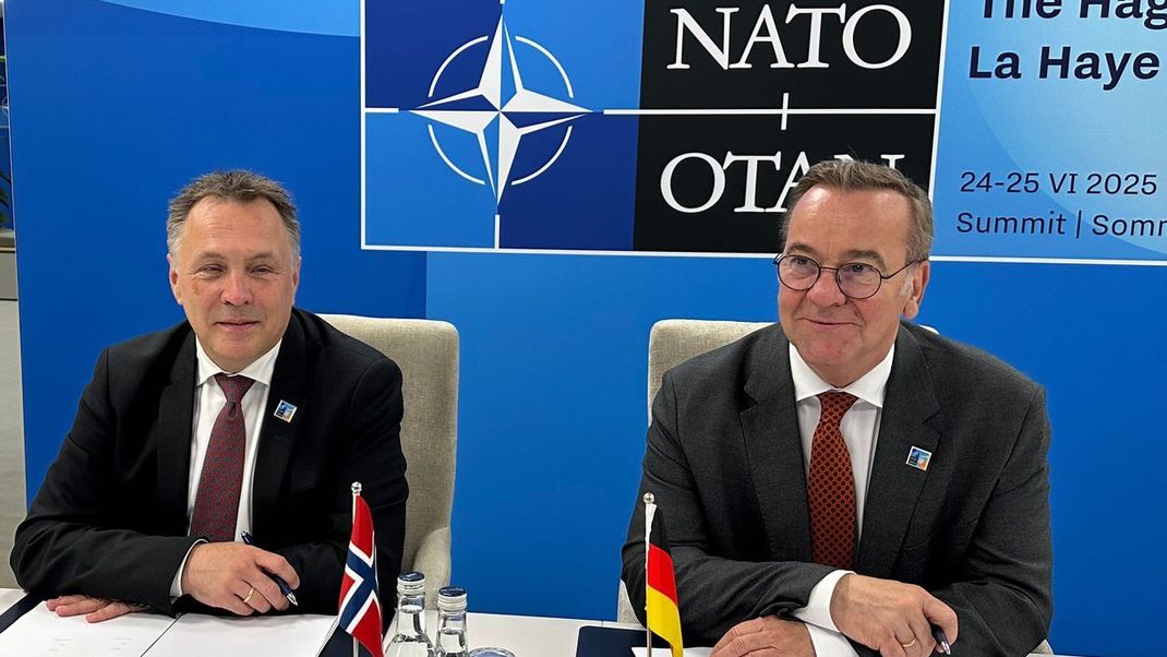Sind sich einig: Bundesverteidigungsminister Boris Pistorius (rechts) und sein norwegischer Amtskollege Tore Sandvik am Rande des NATO-Gipfels in Den Haag. 