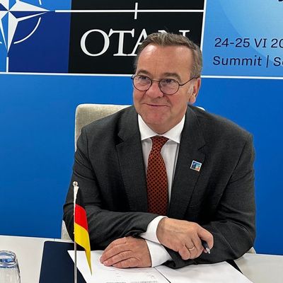 Sind sich einig: Bundesverteidigungsminister Boris Pistorius (rechts) und sein norwegischer Amtskollege Tore Sandvik am Rande des NATO-Gipfels in Den Haag. 