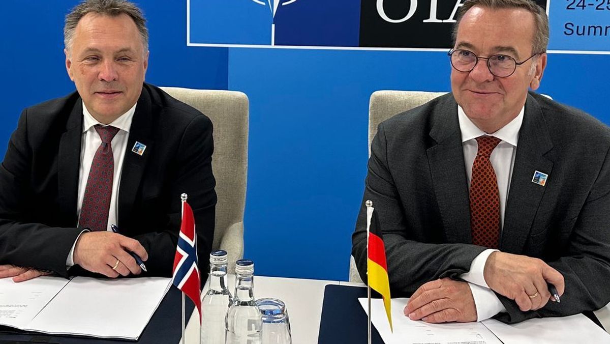 Sind sich einig: Bundesverteidigungsminister Boris Pistorius (rechts) und sein norwegischer Amtskollege Tore Sandvik am Rande des NATO-Gipfels in Den Haag. 