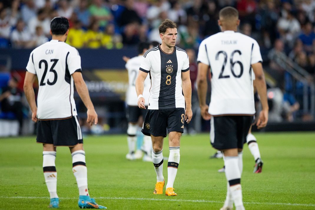 Deutschlands Emre Can (l-r), Leon Goretzka und Malick Thiaw stehen auf dem Spielfeld. Das DFB-Team verliert gegen Kolumbien.