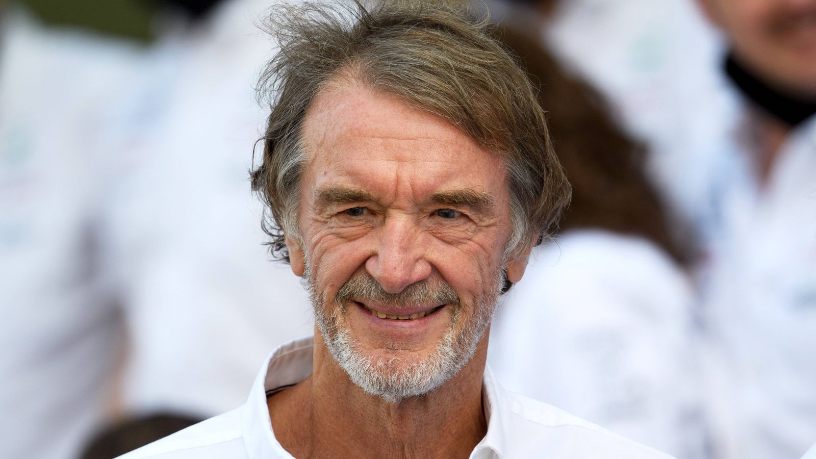 
                <strong>Sir Jim Ratcliffe</strong><br>
                Der Gründer und Vorstand des Chemieunternehmens Ineos gilt als wohlhabendster Mann in Großbritannien. Mit einem Kapital von 12,5 Milliarden Euro hätte er sich der Geschäftsmann den Verein auf jeden Fall leisten können. Außerdem gab es bereits vor der Verkaufsausschreibung Gerüchte, dass er die Absicht habe, den Verein eines Tages zu kaufen. Den muss er sich nun aber offenbar noch suchen.
              