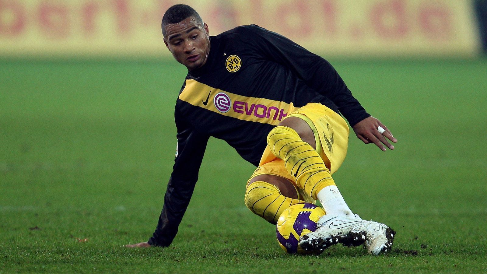
                <strong>Borussia Dortmund (1. Bundesliga)</strong><br>
                Prince is coming home. Zurück nach "good old Germany" und die erste Saison im Ruhrpott. Auf Leihbasis ging er zu Dortmund und stand bis zum Ende der Spielzeit zehnmal im Trikot der Borussen auf dem Rasen. In dieser Zeit kam es übrigens zum ersten Duell mit seinem Halbbruder Jerome Boateng, als dieser beim HSV unter Vertrag stand. Am Ende der Saison war auch in Dortmund Schluss, weil die Kaufoption nicht gezogen wurde.
              