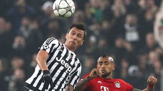 
                <strong>Arturo Vidal</strong><br>
                Arturo Vidal: Der Chilene musste gegen seinen Ex-Klub alleine auf der Sechs ran. Und Vidal hatte sich offenbar einiges vorgenommen, nach nicht mal fünf Minuten prüfte er Buffon mit einem fulminanten Schuss aus der zweiten Reihe. Vidal hatte Glück, dass der Elfmeterpfiff ausblieb, als er einen Ball von Pogba an den Unterarm bekam. Rackerte wie immer im Mittelfeld. ran-Note: 2-
              