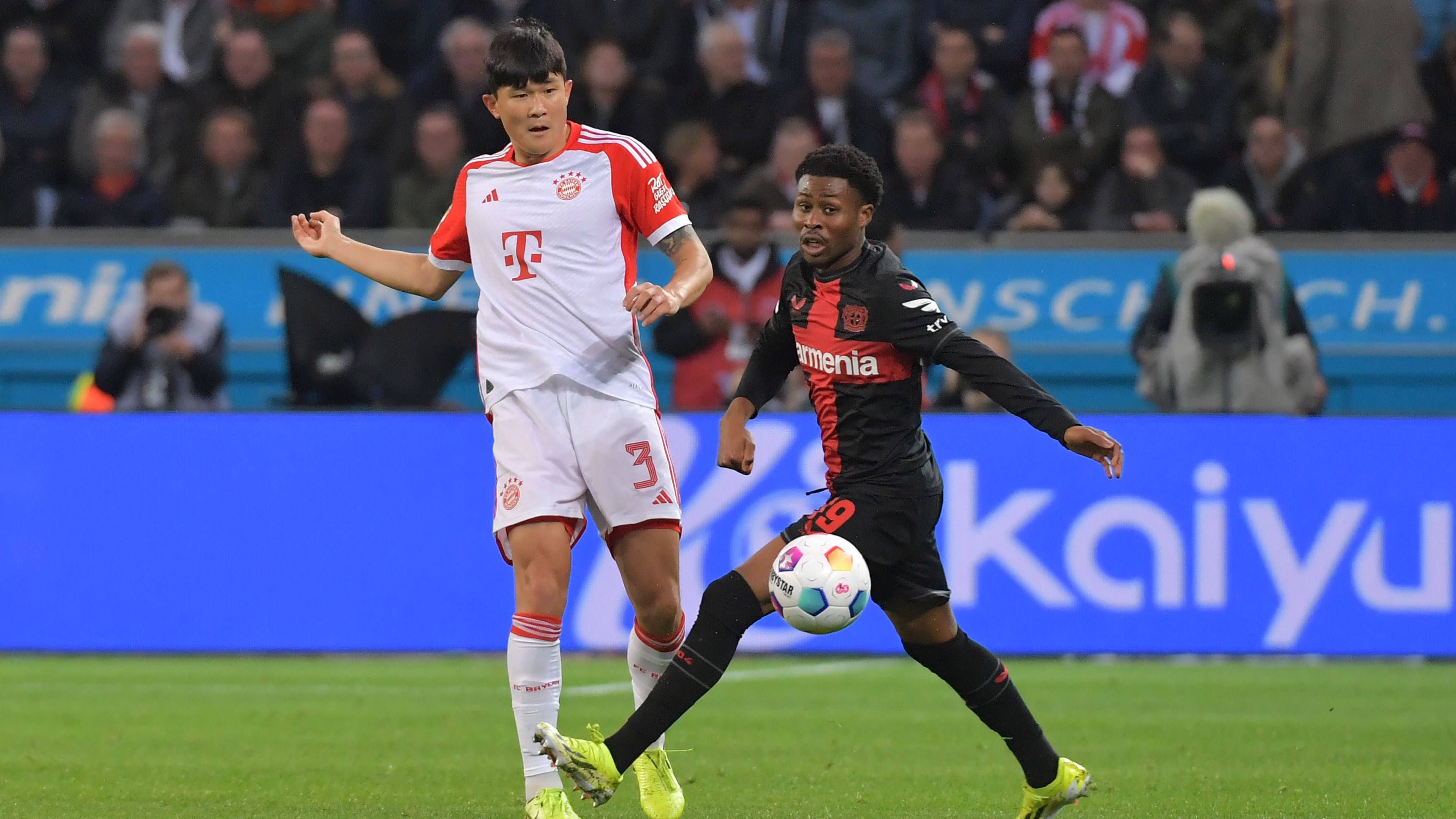 <strong>Nathan Tella (Bayer Leverkusen)</strong><br>Offensiv immer wieder mit Akzenten und Torschüssen. Bei seinen Abschlüssen fehlt das Glück. Setzt Grimaldo vor dem 2:0 überragend in Szene. Macht nach 65 Minuten Platz für Jeremie Frimpong.&nbsp;<strong><em>ran</em></strong><strong>-Note: 2</strong>