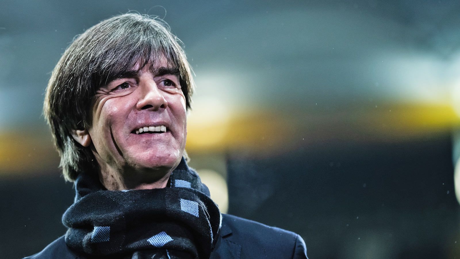 
                <strong>Gewinner: Joachim Löw</strong><br>
                Der Bundestrainer musste nach der WM-Blamage viel Kritik einstecken. Nicht wenige Fans forderten seinen Rücktritt, auch mit dem Rausschmiss der einstigen Leistungsträger Thomas Müller, Jerome Boateng und Mats Hummels machte sich Löw angreifbar. Unter diesem Druck hat er es geschafft, einen Umbruch im DFB-Team einzuleiten und sich souverän als Tabellenführer für die EM zu qualifizieren. Kurzum: Auftrag erfolgreich abgeschlossen und Kredit zurückgewonnen.
              