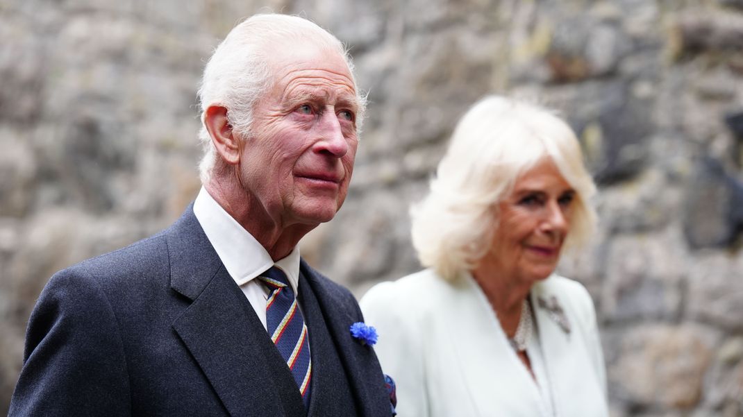 Das Brautpaar aus dem britischen Königshaus Charles und Camilla reist für Staatsbesuche um die ganze Welt.