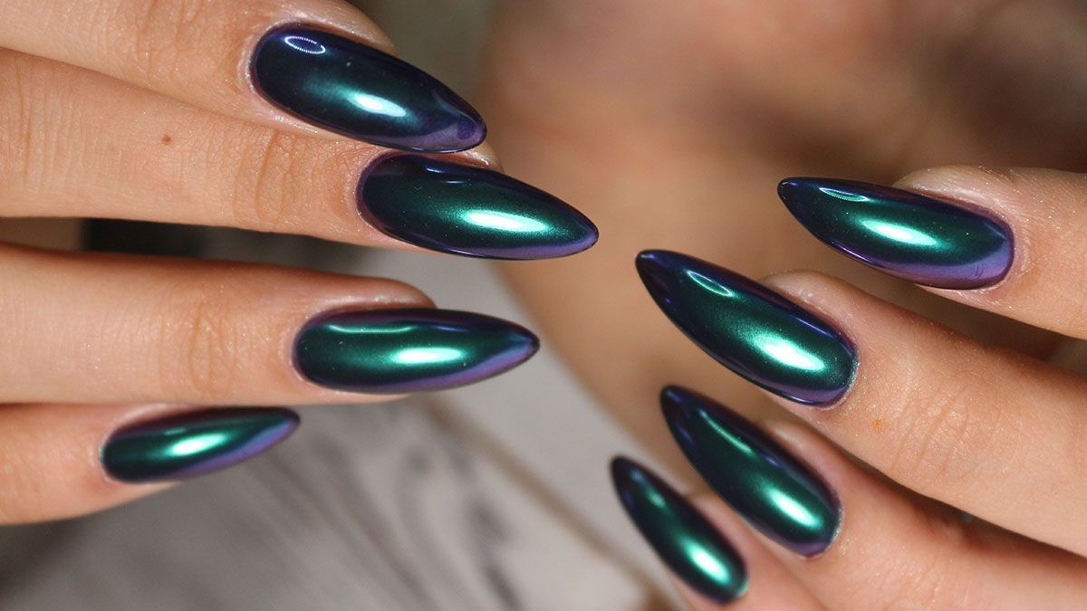 Ob matt, glänzend oder auch nur mit kleinen Highlights auf den Nägeln – wir verraten die Trends zu "Black Nails".
