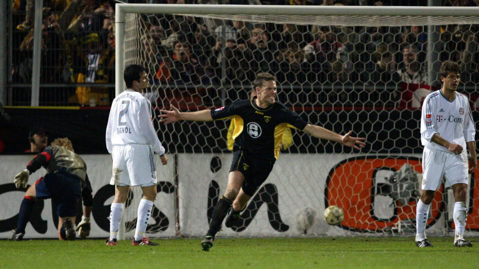 <strong>Alemannia Aachen - FC Bayern München 2:1 (2003/04)</strong><br>
                Erneut herrschten die berüchtigten "eigenen Gesetze" im Pokal. Zweitligist Alemannia Aachen erwischte eine Fabelsaison in dem Wettbewerb, die auch der amtierende Titelträger nicht stoppen konnte. Die Männer vom Tivoli kickten die Münchner im Viertelfinale raus und erreichten selbst das Endspiel im Berlin. Im Olympiastadion siegte Werder Bremen knapp mit 3:2.