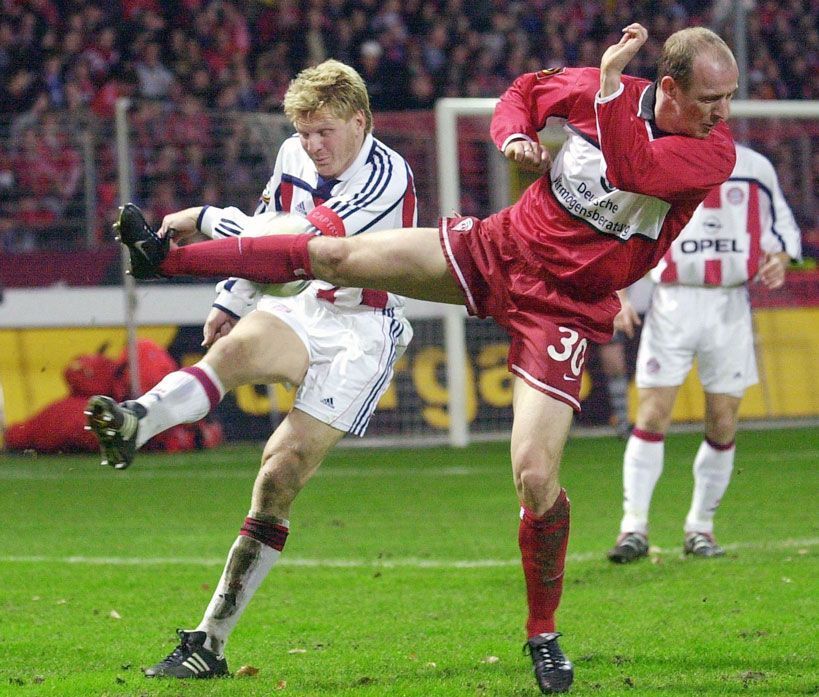 
                <strong>Mario Basler</strong><br>
                Für Deutschland mit dabei: Mario Basler. Hier im Zweikampf mit Stefan Effenberg
              