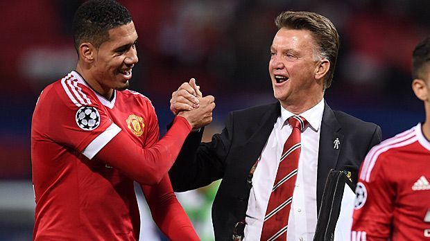 
                <strong>Platz 3: Louis van Gaal (Manchester United)</strong><br>
                Platz 3: Louis van Gaal (Manchester United). Die Mission des Niederländers lautet: den Rekordmeister wieder zu Titelehren führen. Dafür darf er in der jüngsten Transferperiode auf große Shopping-Tour gehen. Das Geld scheint bei den "Red Devils" ohnehin locker zu sitzen - allein 9,9 Millionen Euro heimst van Gaal pro Spielzeit ein.
              