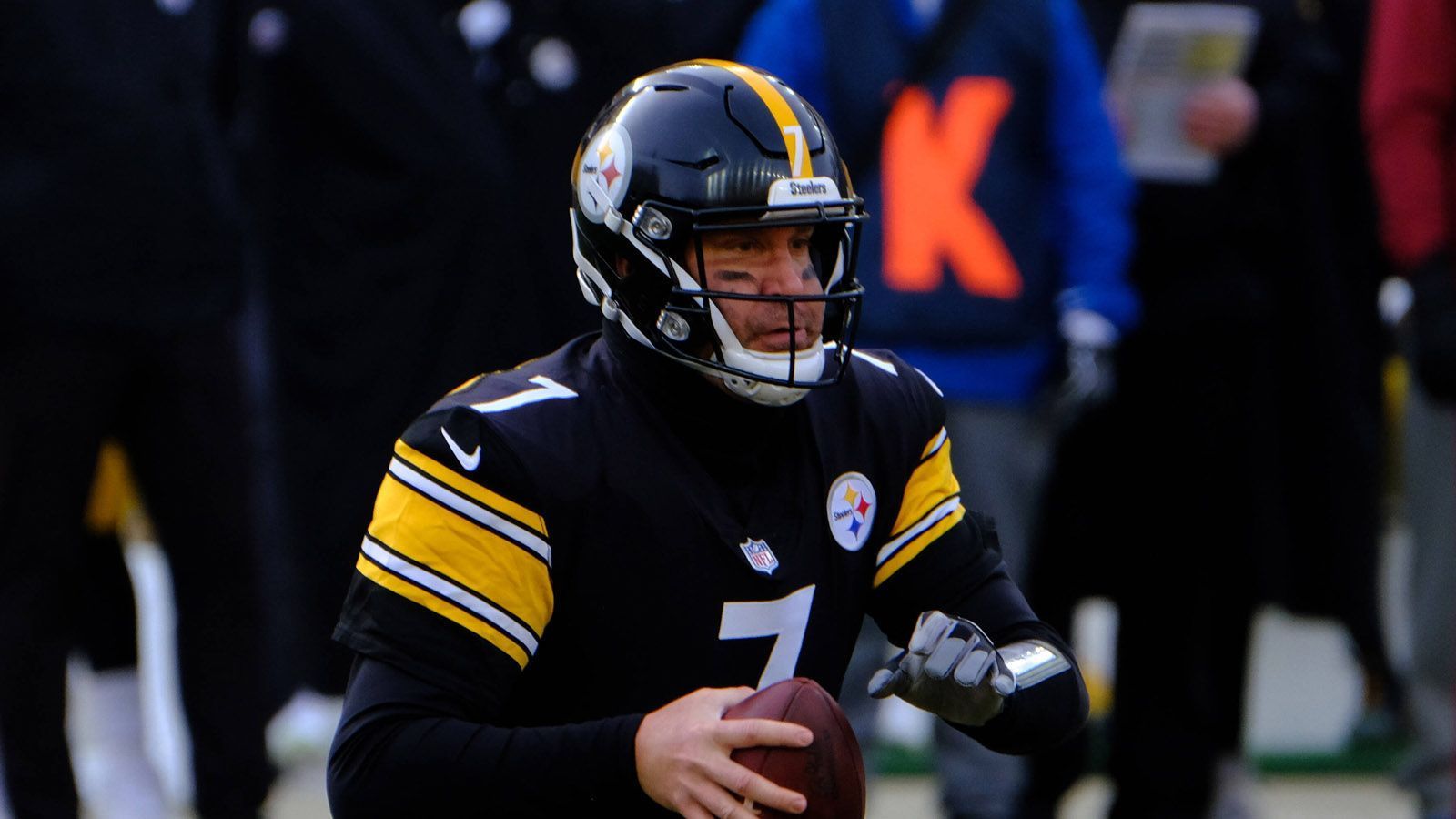 
                <strong>Pittsburgh Steelers</strong><br>
                Klar, "Big Ben" Roethlisberger hängt noch einmal ein Jahr dran, doch sollten die Steelers schon in diesem Jahr einen geeigneten Kandidaten für die Quarterback-Position im Draft  finden, werden sie sicherlich zuschlagen, um nicht im kommenden Jahr komplett unter Zugzwang zu stehen. 
              