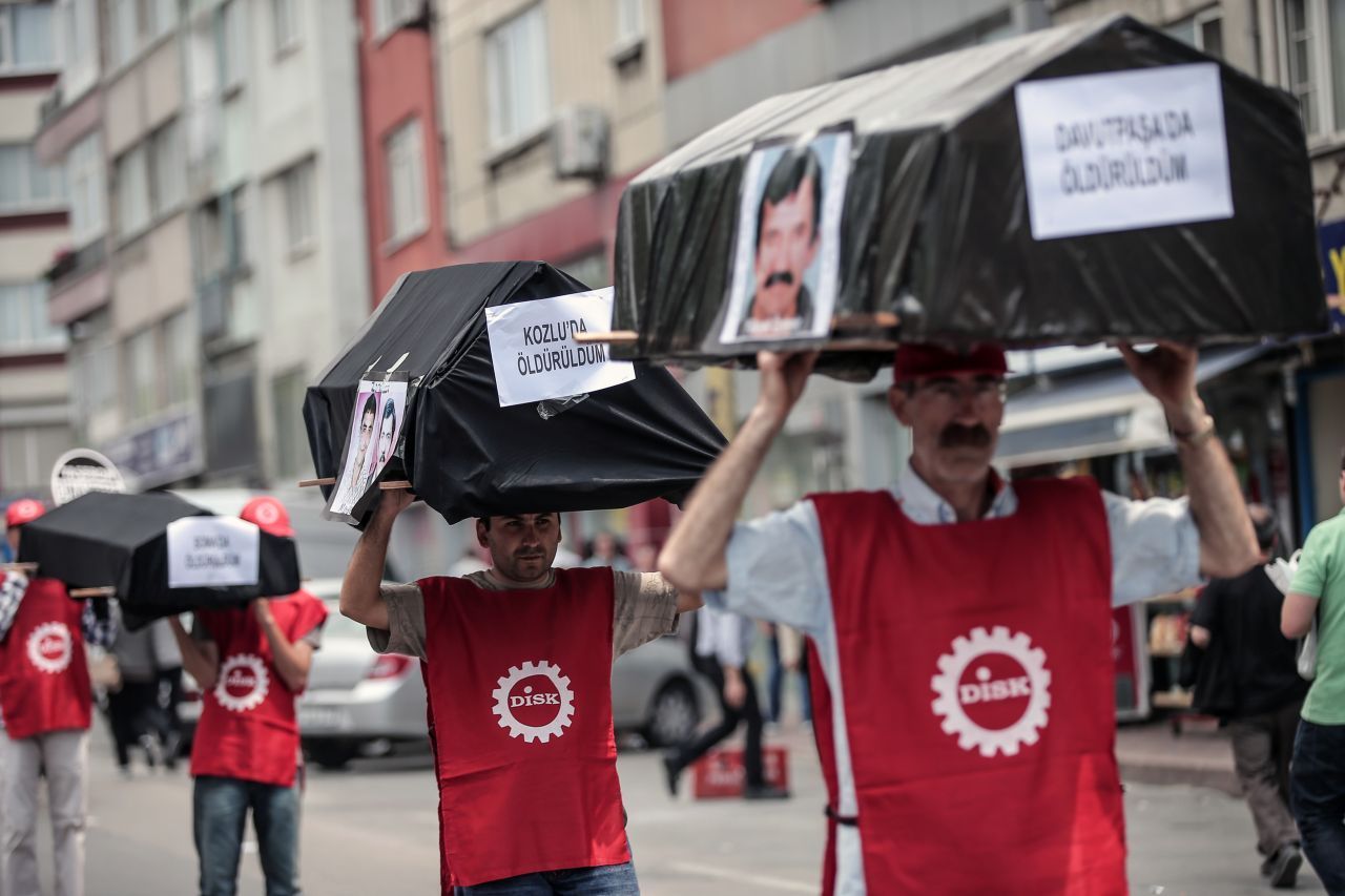 1992 - Kozlu (Türkei): Bei dem bis dahin schwersten Grubenunglück in der Geschichte der Türkei kommen in Kozlu im Kohlerevier Zonguldak am Schwarzen Meer 263 Bergleute ums Leben. Das Bild zeigt Protestanten.