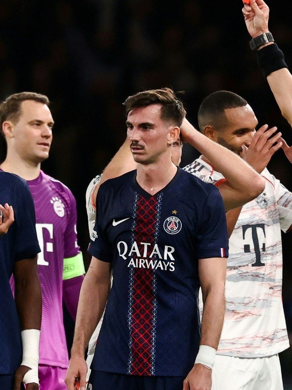 Luis Díaz (l.) sieht Rot