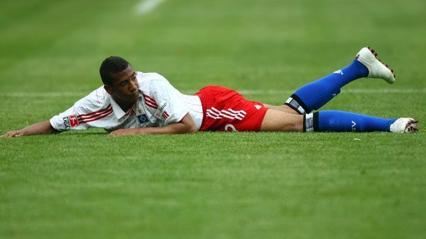 
                <strong>Jerome Boateng (HSV)</strong><br>
                Jerome Boateng: Als Talent aus der Berliner Jugend schaffte es der Innenverteidiger in den Profikader der Hertha, ging aber 2007 für gerade einmal 1,1 Millionen Euro zum Hamburger SV. Damit war die Chance auf einen Mega-Deal vertan, die Berliner ließen einen der besten Verteidiger der Welt für "kleines Geld" ziehen ...
              