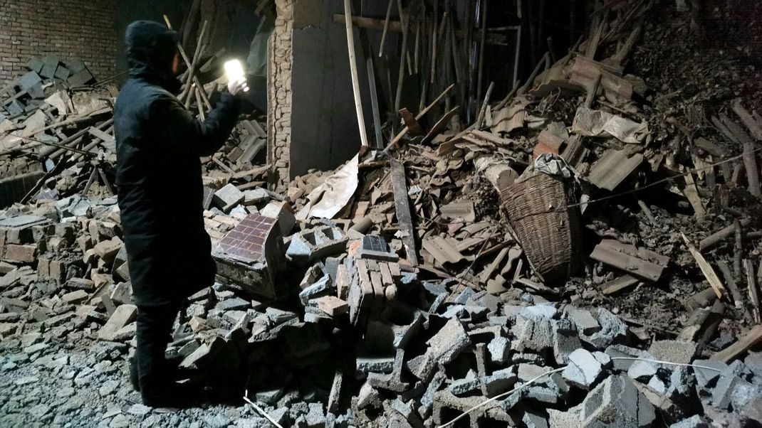 Bei einem schweren Erdbeben im Nordwesten Chinas sind mindestens 116 Menschen ums Leben gekommen. 