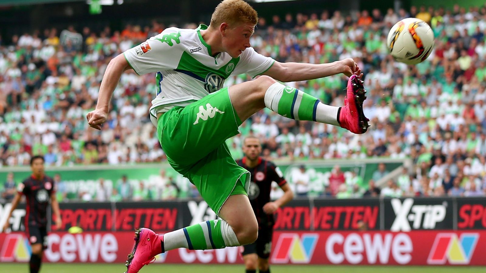 
                <strong>Kevin De Bruyne (Vom VfL Wolfsburg zu Manchester City)</strong><br>
                Nachdem Kevin De Bruyne in der Saison 2014/15 quasi die ganze Bundesliga kurz und klein geschossen und mit Wolfsburg den DFB-Pokal geholt hatte, gab es natürlich internationales Interesse am damaligen Shooting-Star aus Belgien. Der VfL Wolfsburg wehrte sich lange Zeit gegen all die Angebote und plante fest mit De Bruyne. Der jedoch war in den ersten beiden Bundesliga-Spielen 2015/16 nur noch ein Schatten seiner selbst und bat am 3. Spieltag gar darum, nicht eingesetzt zu werden. Wenige Tage später erfolgte der Transfer zu Manchester City. Dort sagte er bei seiner Vorstellung nur: "Ich bin sehr erleichtert, dass es endlich geklappt hat".
              