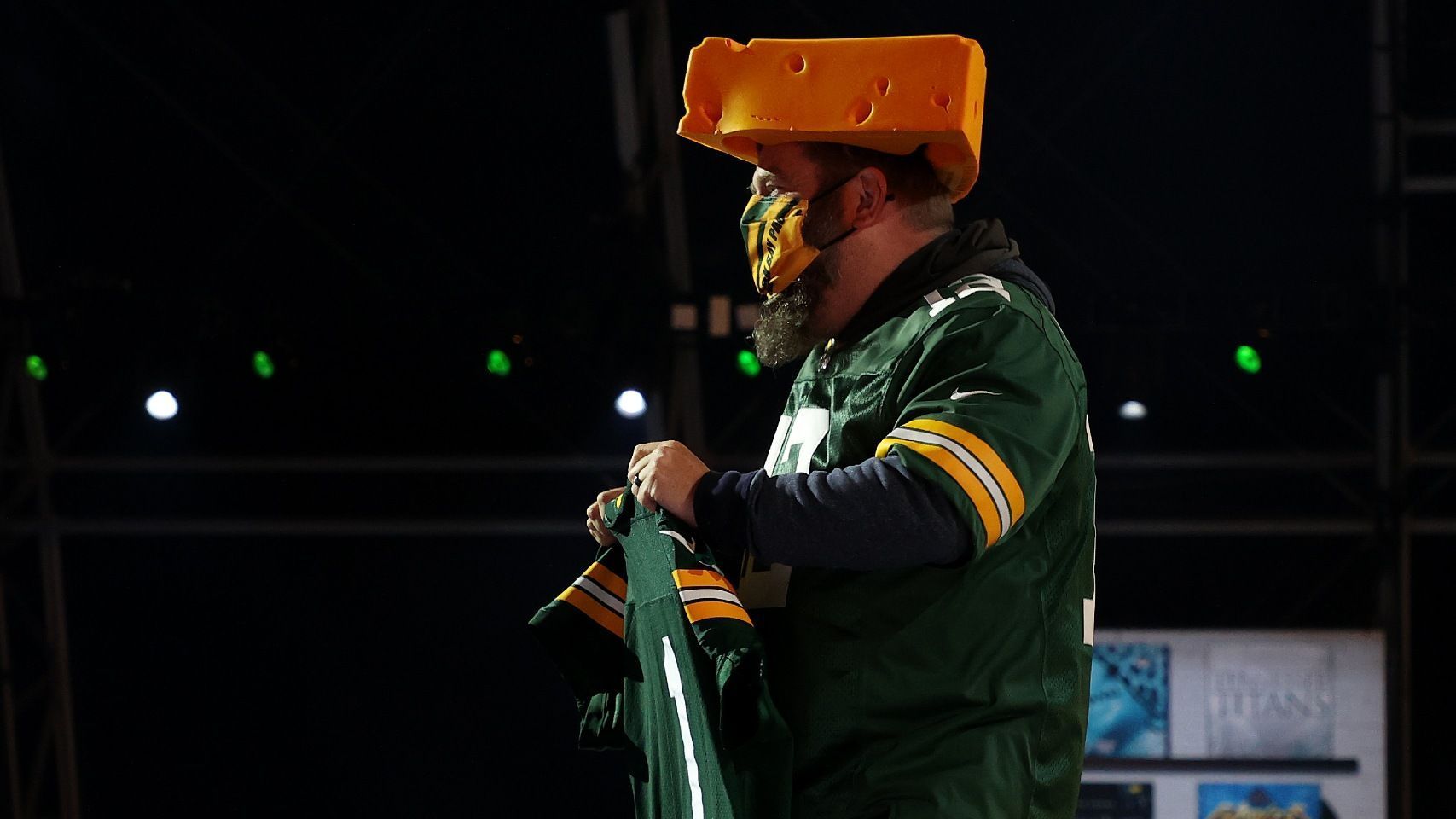 
                <strong>Verlierer: Green Bay Packers</strong><br>
                Auf dem Papier liest sich der Draft der Green Bay Packers durchaus ordentlich und sinnvoll - wäre da nicht das kleine Scharmützel mit Franchise-Quarterback Aaron Rodgers, der laut einigen Berichten in dieser Konstellation nicht zu den Packers zurückkommen will. Schon im vergangenen Jahr äußerte sich der Spielmacher kritisch zu den Draft Picks der eigenen Franchise und auch in dieser Saison unternahmen die Packers wenig Spektakuläres, um ihr Zugpferd zufrieden zu stellen. Ihren Erstrunden-Pick verwendeten sie für Cornerback Eric Stokes, der sicher ein gewisses Talent hat, doch wohl auch in der zweiten Runde verfügbar gewesen wäre. Mit Center Josh Myers und Wide Receiver Amari Rodgers adressierten sie schließlich doch die von Rodgers bemängelten Baustellen im Team, die Reihenfolge lässt jedoch auch nach dem Draft einige Fragen offen. 
              