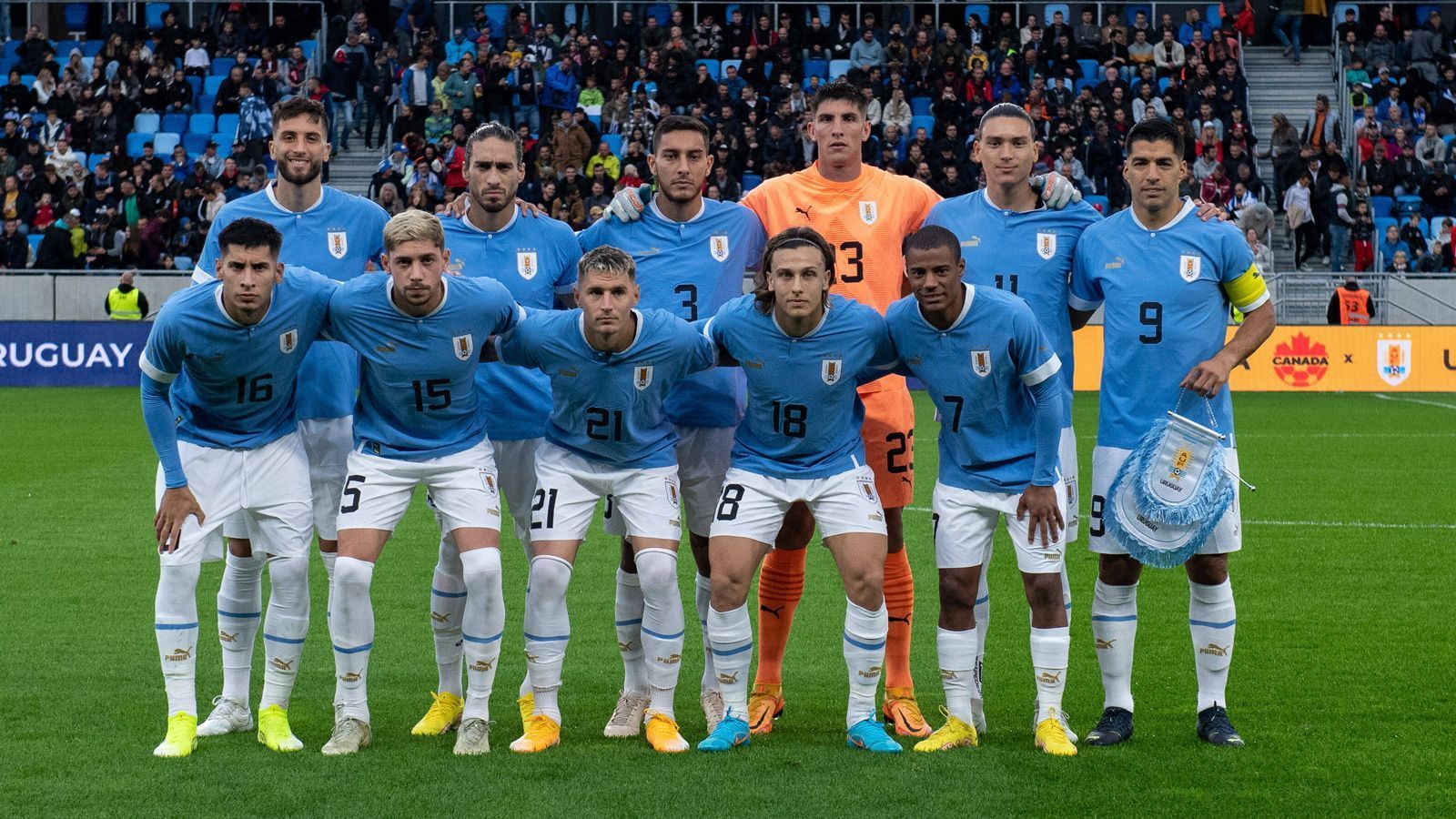 
                <strong>12. Platz: Uruquay</strong><br>
                Uruguay ist ein kleines Land mit einer riesigen Fußballtradition, das immer wieder große Stars hervorbringt. In Katar tritt die "Celeste" mit einer Mischung aus jungen Stars wie Darwin Nunez vom FC Liverpool und Federico Valverde von Real Madrid und alten Haudegen wie Luis Suarez oder Edinson Cavani an. Die Vorrundengruppe H mit Portugal, Ghana und Südkorea ist machbar. Kommt Uruguay gut in Fahrt, kann es für das Team von Trainer Diego Alonso weit gehen.
              