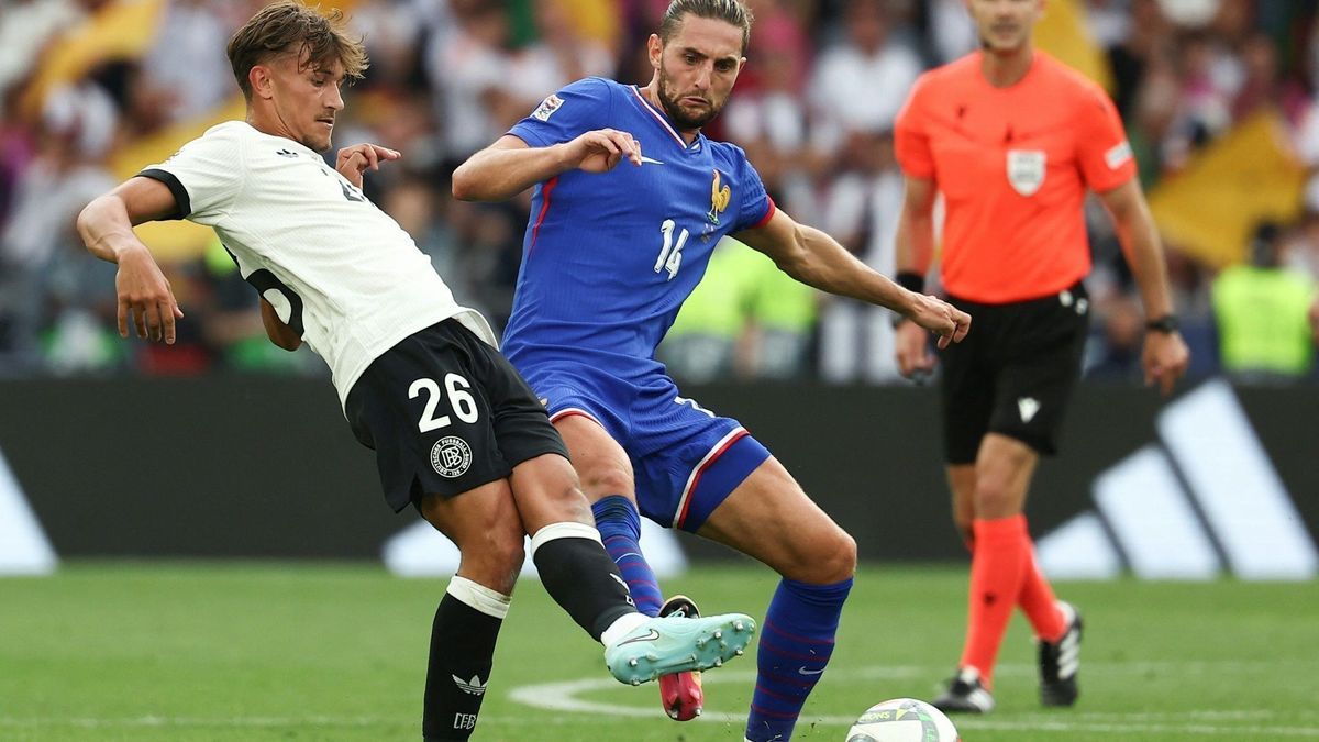 Bischof (l.) bei seinem Länderspieldebüt