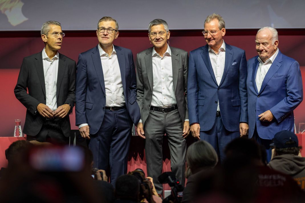 Aufstellung für die Bayern-Jahreshauptversammlung: Die Klub-Bosse um Präsident Herbert Hainer (M.) nehmen Aufstellung