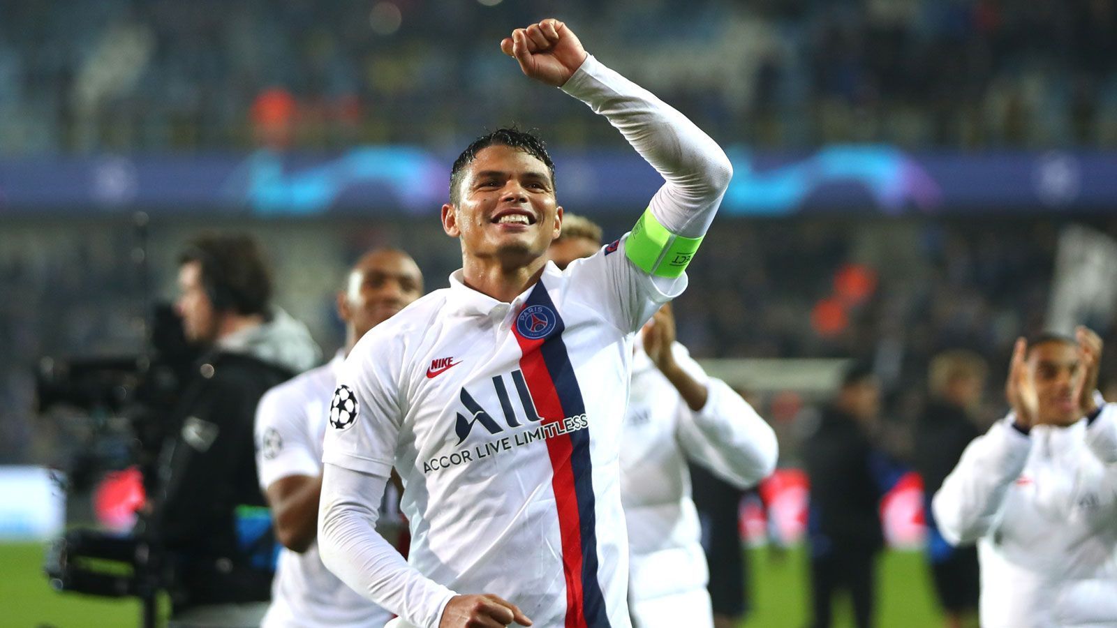 
                <strong>Platz 3: Thiago Silva (Paris St. Germain)</strong><br>
                Monatsgehalt: 1,5 Mio Euro - Marktwert 6 Millionen Euro
              
