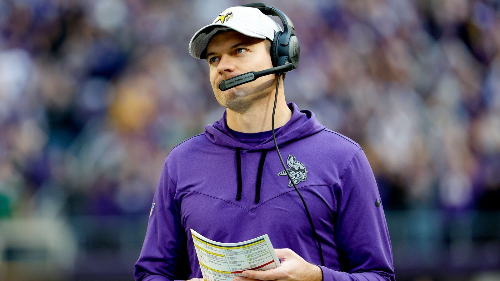 <strong>14. Platz (geteilt): Kevin O'Connell</strong><br>
                • Team: Minnesota Vikings<br>• Im Amt seit: 2022<br>• Regular-Season-Bilanz: 20-14<br>• Vorherige Stationen: Commanders-OC (2019, damals noch Washington Redskins), Rams-OC (2020-2021)